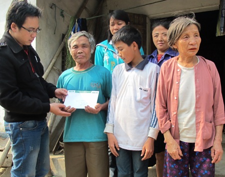 14 triệu đồng đến với cụ ông nhặt rác nuôi 5 miệng ăn - 1