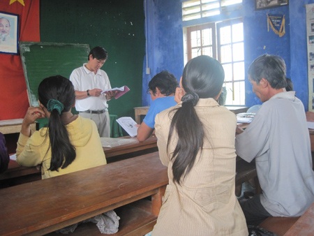 Lớp “bình dân học vụ” của học trò U60 - 2 Lớp “bình dân học vụ” của học trò U60 - 2