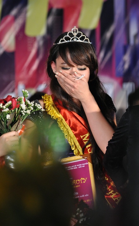 Nữ sinh trường Báo mang… Tòa soạn lên sân khấu - 12