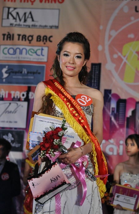 Nữ sinh trường Báo mang… Tòa soạn lên sân khấu - 13