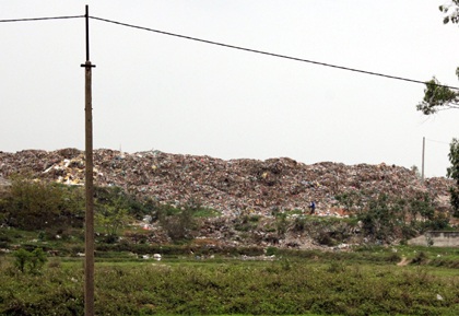 “Núi” rác lộ thiên nằm sát quốc lộ - 1