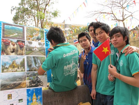 Lưu học sinh Lào, Thái Lan đón Tết Bunpimay ở Nghệ An  - 3