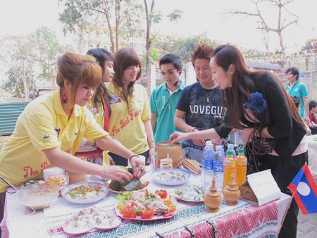 Lưu học sinh Lào, Thái Lan đón Tết Bunpimay ở Nghệ An  - 4