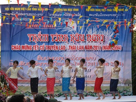 Lưu học sinh Lào, Thái Lan đón Tết Bunpimay ở Nghệ An  - 2