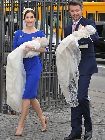 Hoàng gia Đan Mạch làm lễ đặt tên cho cặp song sinh “nhí” - 1