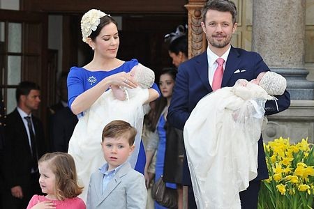 Hoàng gia Đan Mạch làm lễ đặt tên cho cặp song sinh “nhí” - 5