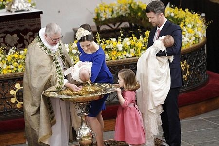 Hoàng gia Đan Mạch làm lễ đặt tên cho cặp song sinh “nhí” - 9