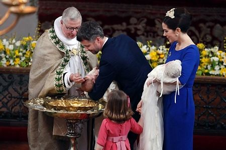 Hoàng gia Đan Mạch làm lễ đặt tên cho cặp song sinh “nhí” - 10