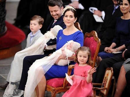 Hoàng gia Đan Mạch làm lễ đặt tên cho cặp song sinh “nhí” - 11