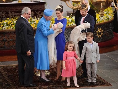 Hoàng gia Đan Mạch làm lễ đặt tên cho cặp song sinh “nhí” - 13