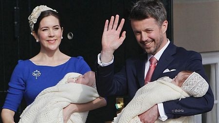 Hoàng gia Đan Mạch làm lễ đặt tên cho cặp song sinh “nhí” - 2