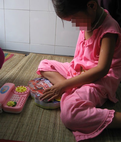 Vụ bé gái 6 tuổi bị hiếp dâm: Nỗi lòng người mẹ kẻ tội đồ - 1 Vụ bé gái 6 tuổi bị hiếp dâm: Nỗi lòng người mẹ kẻ tội đồ - 1