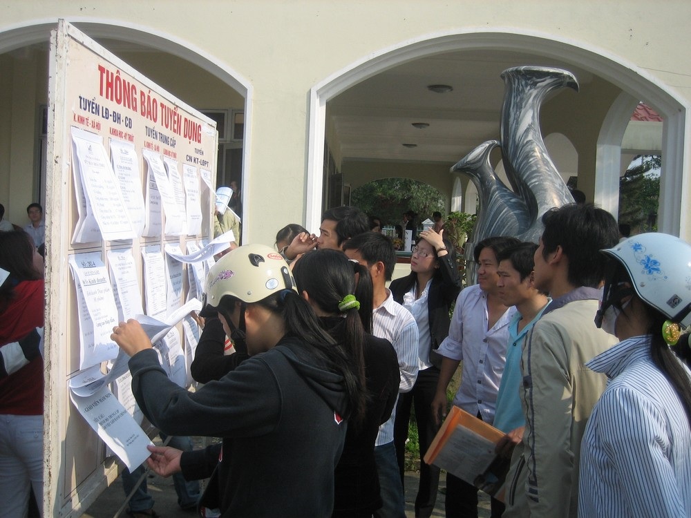 Mở “chợ việc làm” cho lao động mất đất sản xuất - 1