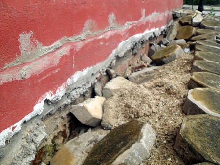 Khu chung cư Đồng Tàu sụt lún nghiêm trọng - 2