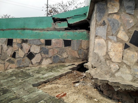 Khu chung cư Đồng Tàu sụt lún nghiêm trọng - 4