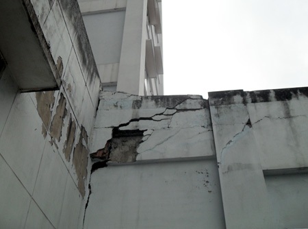 Khu chung cư Đồng Tàu sụt lún nghiêm trọng - 6