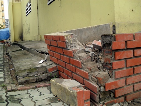 Khu chung cư Đồng Tàu sụt lún nghiêm trọng - 9