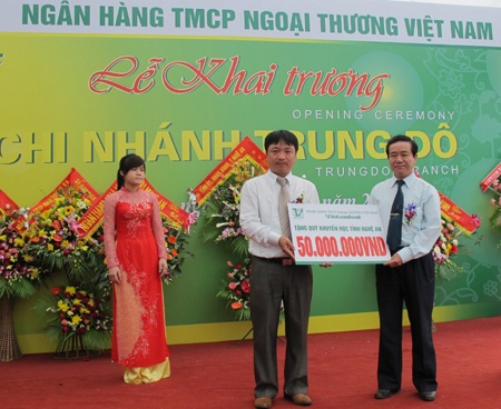 Vietcombank tặng Quỹ Khuyến học Nghệ An 50 triệu đồng - 1
