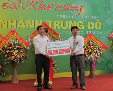 Vietcombank tặng Quỹ Khuyến học Nghệ An 50 triệu đồng - 2