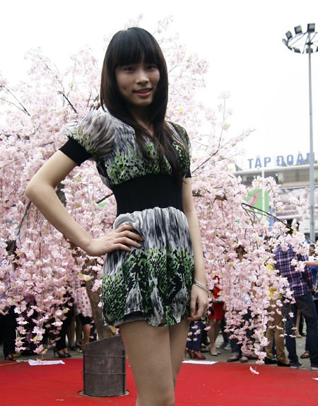 Thiếu nữ Hà thành khoe sắc bên hoa anh đào - 2 Thiếu nữ Hà thành khoe sắc bên hoa anh đào - 2