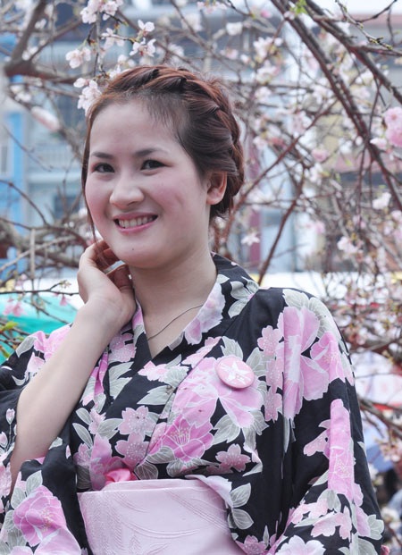 Thiếu nữ Hà thành khoe sắc bên hoa anh đào - 9 Thiếu nữ Hà thành khoe sắc bên hoa anh đào - 9
