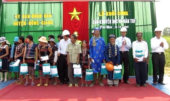 Trẻ em Phú Mưa sắp thoát cảnh lội sông tới trường - 12 Trẻ em Phú Mưa sắp thoát cảnh lội sông tới trường - 12