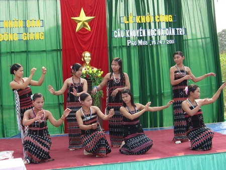 Trẻ em Phú Mưa sắp thoát cảnh lội sông tới trường - 5 Trẻ em Phú Mưa sắp thoát cảnh lội sông tới trường - 5