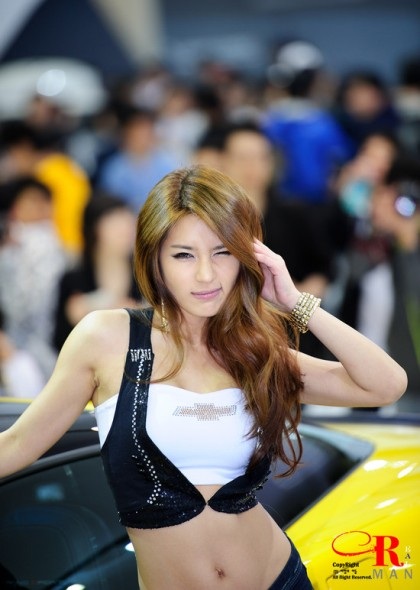 “Chân dài” đọ dáng với siêu xe Corvette - 14