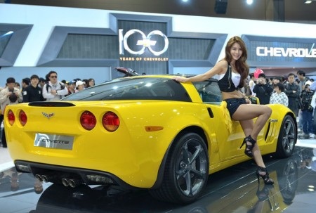 “Chân dài” đọ dáng với siêu xe Corvette - 18