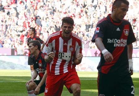 Mario Gomez lập hat-trick, Bayern trở lại tốp 3 - 1