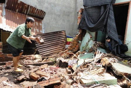 Mưa lớn đầu mùa gây thiệt hại nhiều nhà dân - 4