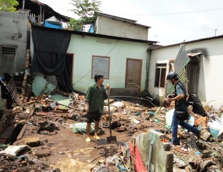 Mưa lớn đầu mùa gây thiệt hại nhiều nhà dân - 2