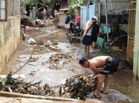 Mưa lớn đầu mùa gây thiệt hại nhiều nhà dân - 1