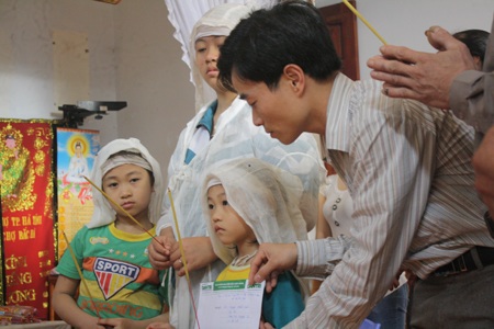 Ba chị em mồ côi cả cha lẫn mẹ tiếp tục được hỗ trợ - 1