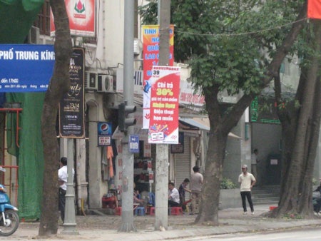 Hà Nội: Pano, áp phích treo kiểu “oái oăm” - 1 Hà Nội: Pano, áp phích treo kiểu “oái oăm” - 1