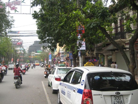 Hà Nội: Pano, áp phích treo kiểu “oái oăm” - 2 Hà Nội: Pano, áp phích treo kiểu “oái oăm” - 2