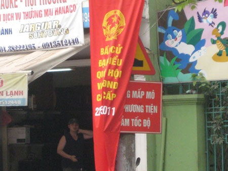 Hà Nội: Pano, áp phích treo kiểu “oái oăm” - 4 Hà Nội: Pano, áp phích treo kiểu “oái oăm” - 4