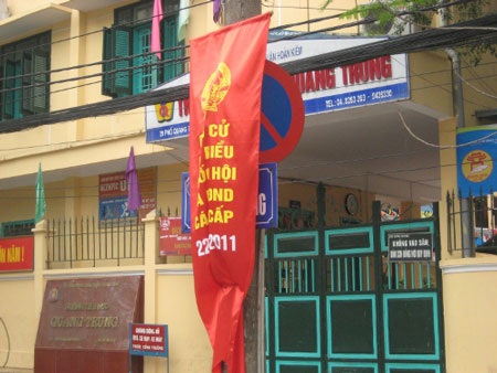 Hà Nội: Pano, áp phích treo kiểu “oái oăm” - 5 Hà Nội: Pano, áp phích treo kiểu “oái oăm” - 5