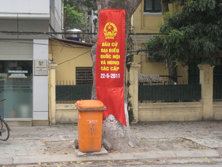 Hà Nội: Pano, áp phích treo kiểu “oái oăm” - 6 Hà Nội: Pano, áp phích treo kiểu “oái oăm” - 6