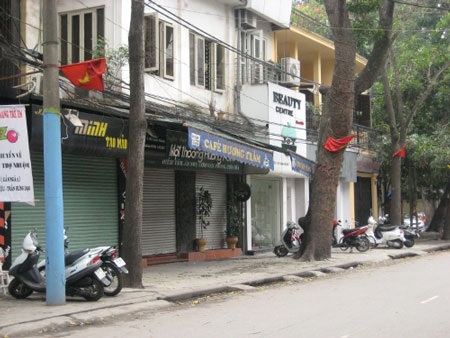 Hà Nội: Pano, áp phích treo kiểu “oái oăm” - 7 Hà Nội: Pano, áp phích treo kiểu “oái oăm” - 7
