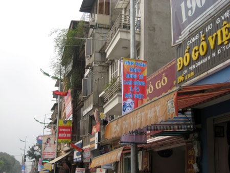 Hà Nội: Pano, áp phích treo kiểu “oái oăm” - 9 Hà Nội: Pano, áp phích treo kiểu “oái oăm” - 9