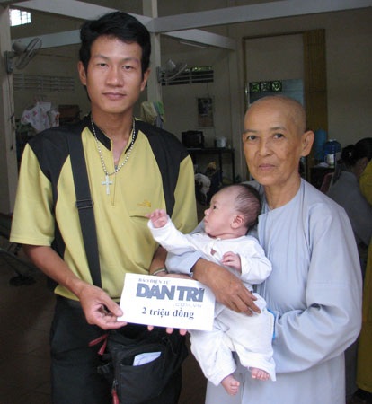 Lại thêm em bé 1 tháng tuổi bị bỏ rơi tại chùa Long An - 1 Lại thêm em bé 1 tháng tuổi bị bỏ rơi tại chùa Long An - 1