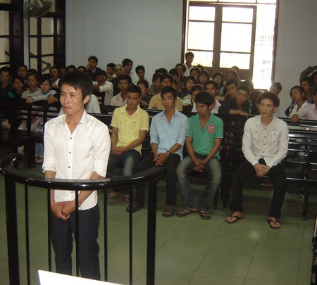 Vào tù vì giúp bạn… đâm tình địch - 1 Vào tù vì giúp bạn… đâm tình địch - 1