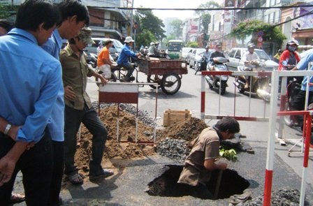 “Hố tử thần” lại xuất hiện ngay trung tâm thành phố - 1