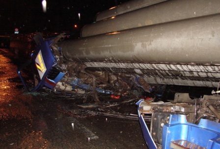 Hàng chục trụ bê tông đè nát cabin, 2 người thương vong - 2 Hàng chục trụ bê tông đè nát cabin, 2 người thương vong - 2