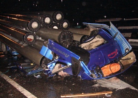 Hàng chục trụ bê tông đè nát cabin, 2 người thương vong - 1 Hàng chục trụ bê tông đè nát cabin, 2 người thương vong - 1