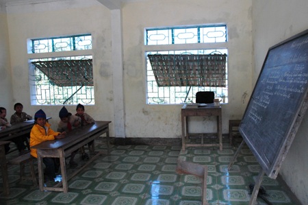 Dạy, học "liều" trong trường, lớp kiên cố hóa... dở chừng - 3