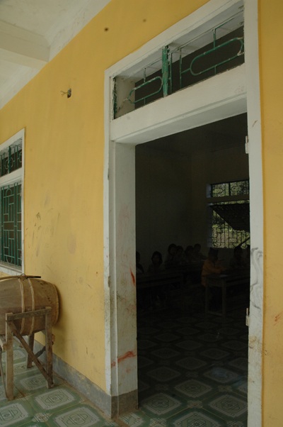 Dạy, học "liều" trong trường, lớp kiên cố hóa... dở chừng - 2