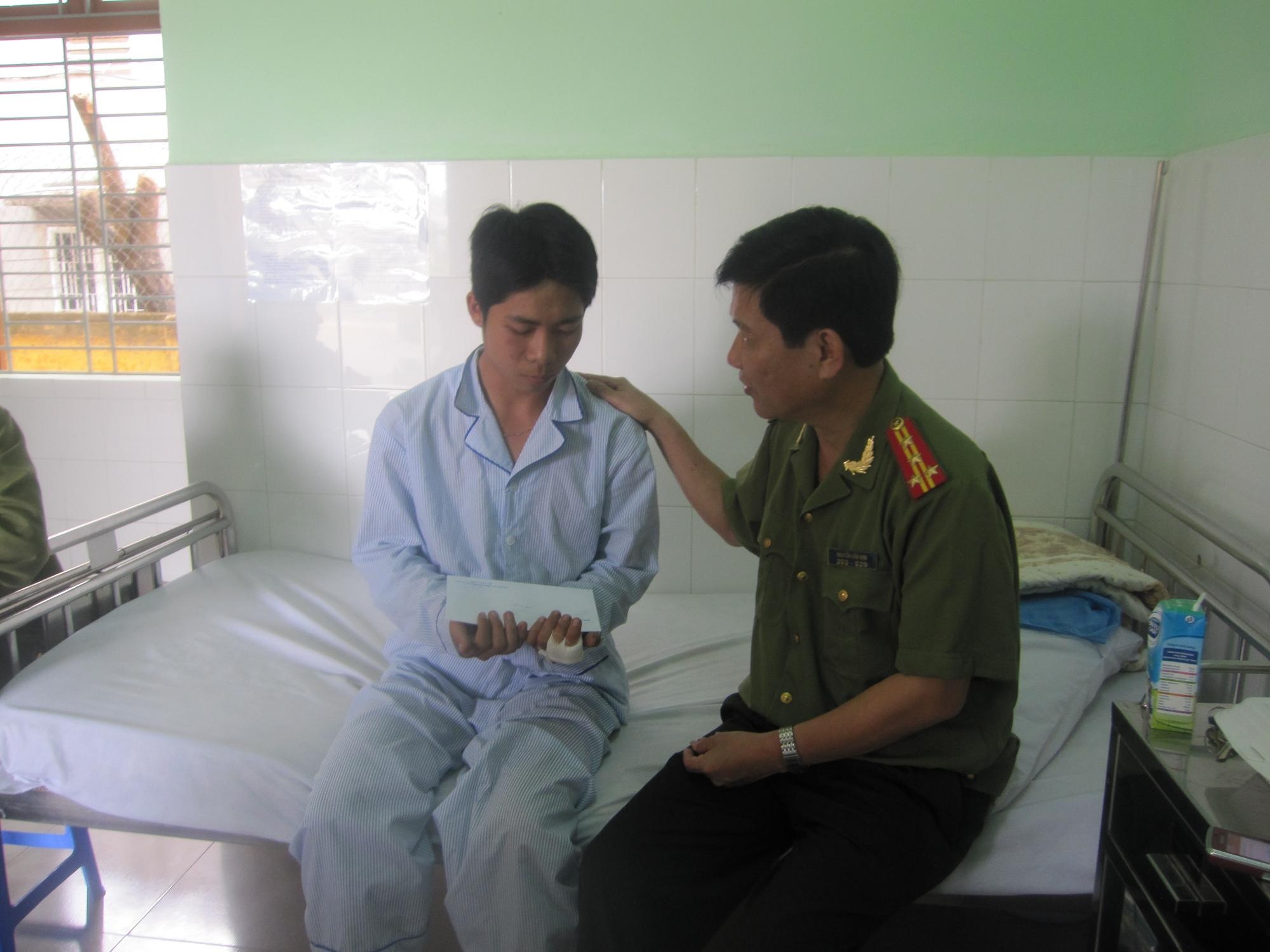 Hai chiến sĩ đặc nhiệm bị 8 côn đồ tấn công - 1