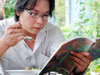 Dễ bị loét dạ dày vì vừa ăn vừa đọc - 1